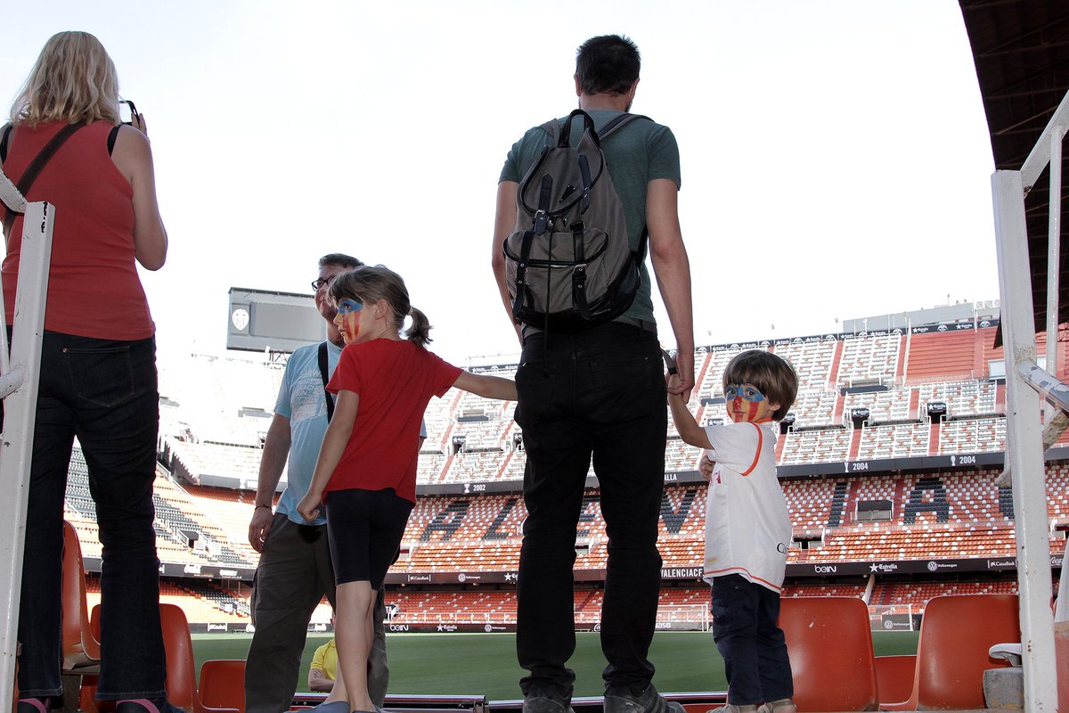 valenciacf's tweet photo. 📝📷La #FamilyWeekendVCF reúne a valencianistas de todas las edades. ¡Gracias por vuestra participación! Amunt! 👉https://t.co/2Ze0agCvg5 https://t.co/w0KmZnt3lt