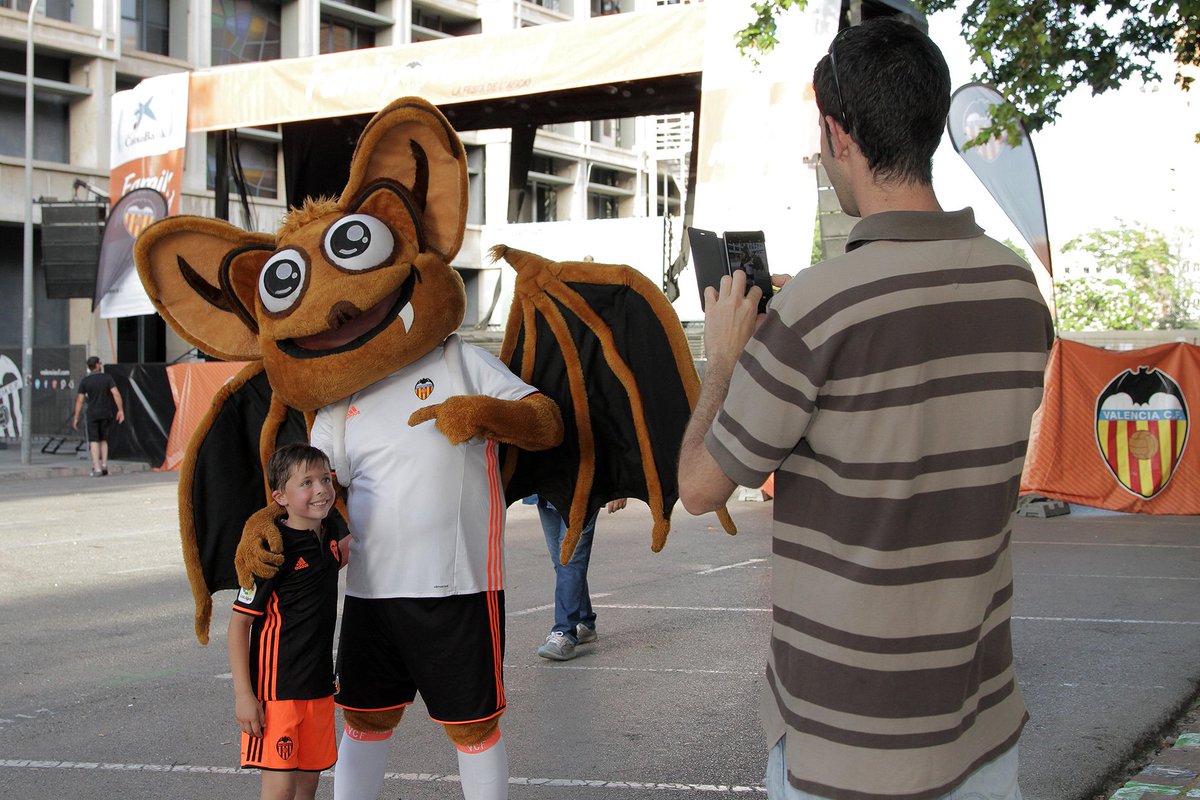 valenciacf's tweet photo. 📝📷La #FamilyWeekendVCF reúne a valencianistas de todas las edades. ¡Gracias por vuestra participación! Amunt! 👉https://t.co/2Ze0agCvg5 https://t.co/w0KmZnt3lt