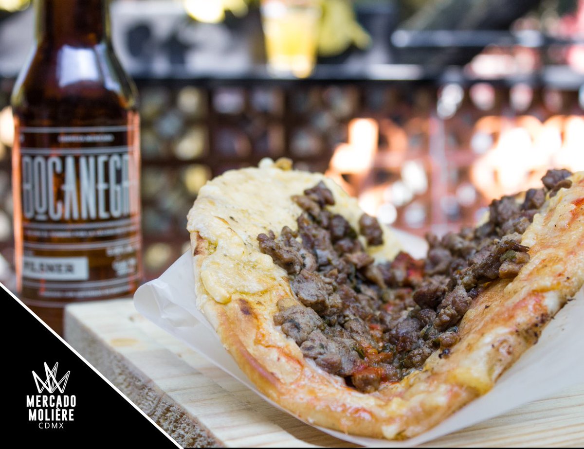 Ven a #MercadoMolière y disfruta de la tarde con una Tacopizza de <a href="/ElBuenDelPuerco/">El Buen del Puerco</a> y una Bocanegra. #FelizSábado