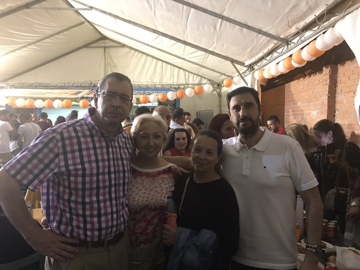 CsCoslada's tweet photo. 🎉 El nuevo coordinador, @asantos75 en las Fiestas De San Fernando con nuestros compañeros de Cs San Fernando. Felices fiestas !!! https://t.co/gLkCsQ2DDf