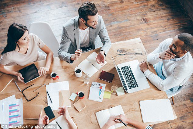 دراسة وجدت ان الناس تصدق اللي يتكلم بثقة حتى لو كان اللي قاعد يقوله خربوطه و جذب - لان الثقة معديه و تخلي الناس تثق فيه وهى تدري انه جمبازي😎