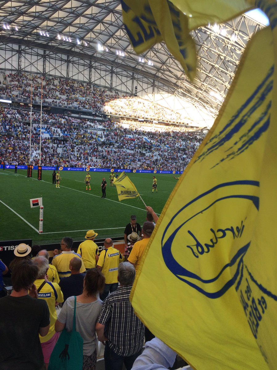 AnaiisJones's tweet photo. Je viens quand même de vivre l'un des plus beaux moment rugbystique de ma vie... c'était une super victoire et une super fête! #ASMRM92 https://t.co/6ZXQA25D4H