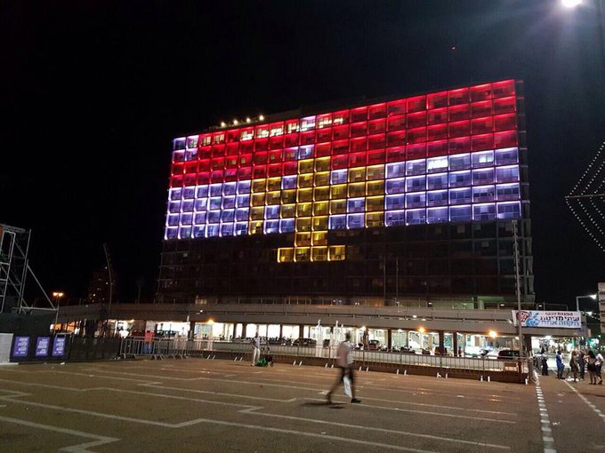 بالصور : مبنى بلدية تل أبيب يكتسي بألوان علم مصر تضامنا مع ضحايا أتوبيس المنيا