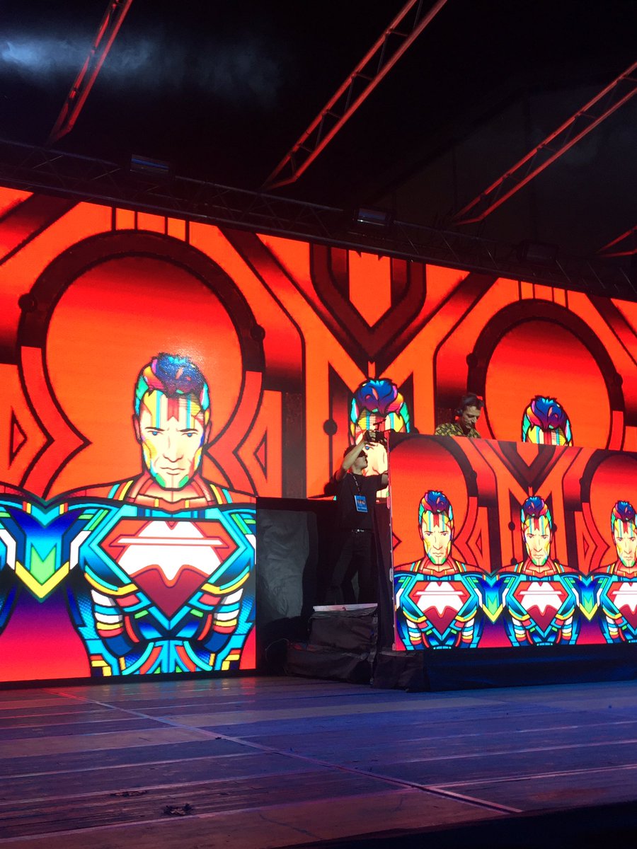 ScaloMilano's tweet photo. Grande #molella a #scalomilano per la #deejaytimereunion #scalosummerevents https://t.co/9LF9Pi0OQi