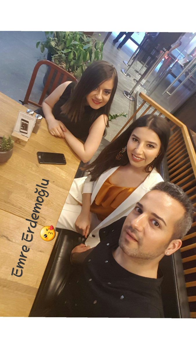 gizotiii's tweet photo. Defile arası kahve molası 😘 @emreerdemoglu #kariyereğitimkurumları #kariyerfashionshow2017 #neocol #koleksiyonplanlamaveoluşturma https://t.co/dnTzULqC7v
