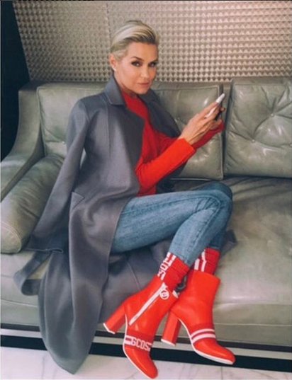FaithXFox's tweet photo. Yo Yo NAILING it
#YolandaHadid #EuropeanQueen https://t.co/iBcH8cLpUo