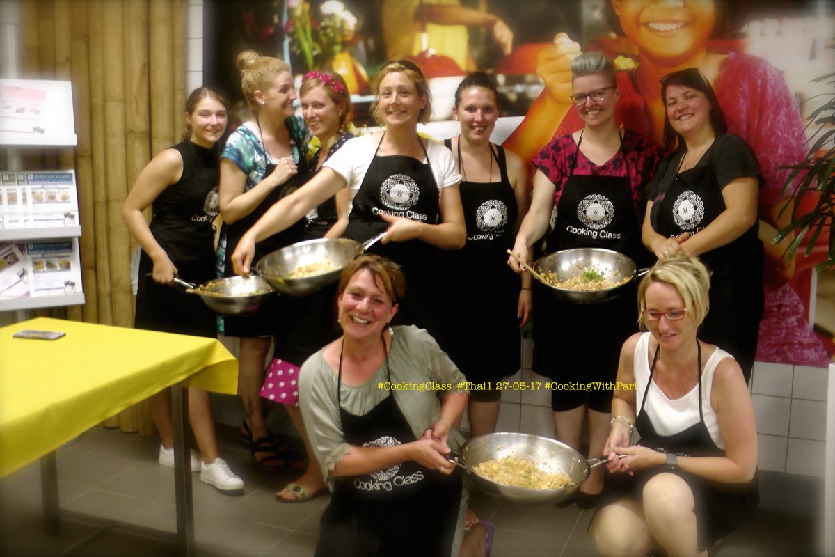 PariLipperts's tweet photo. a group of 9 was in the #kitchen w/ me this evening, #ThaiCookingClass #CookingWithPari https://t.co/QjphQCLRZQ