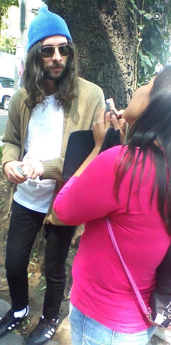 bestharrysbr's tweet photo. 📸| Mitch conhecendo e assinando coisas para as fãs no Mexico (23/05)
#MTVAwardStar Harry Styles
- Jess https://t.co/Q4sKPEB8p5