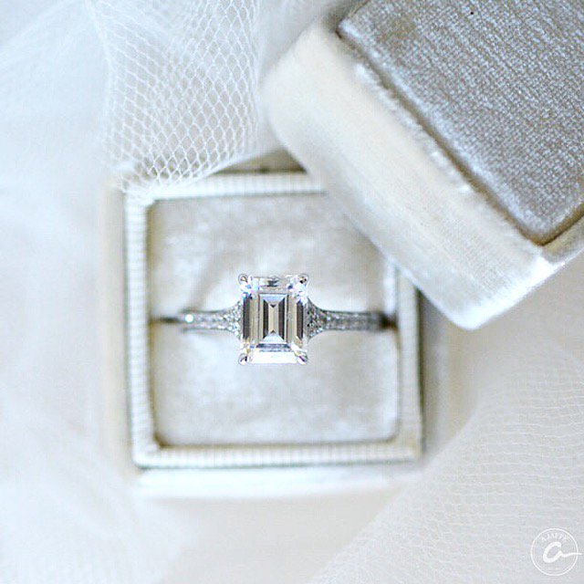 PlanteJewelers's tweet photo. Emerald diamond lovers rejoice!
#AJAFFE #Love #EngagementRing #EmeraldDiamond #RockInMyBox #TheMrsBox #Wedding #Bride #Engaged #SoLoverly https://t.co/dVAOluTMZb