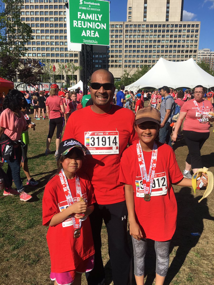 Cm2bClaudel's tweet photo. Merci à @denis_csr @francky_hull pour leurs encouragements On a fini fort ! @cm2_rouge @cm2_vert @lyceeclaudel #Ottawa5K #RunOttawa2017 https://t.co/jfTAvaPuMq