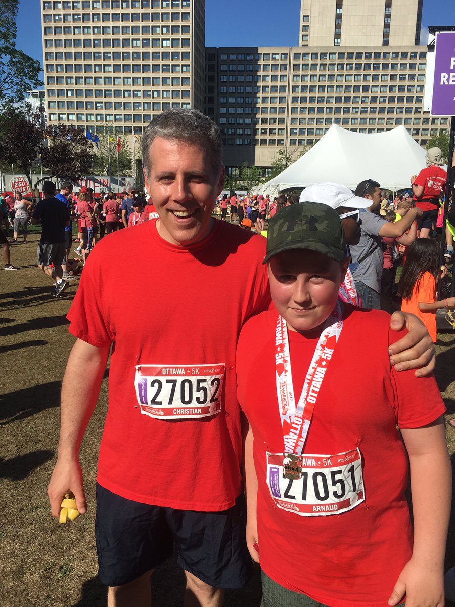 Cm2bClaudel's tweet photo. Merci à @denis_csr @francky_hull pour leurs encouragements On a fini fort ! @cm2_rouge @cm2_vert @lyceeclaudel #Ottawa5K #RunOttawa2017 https://t.co/jfTAvaPuMq