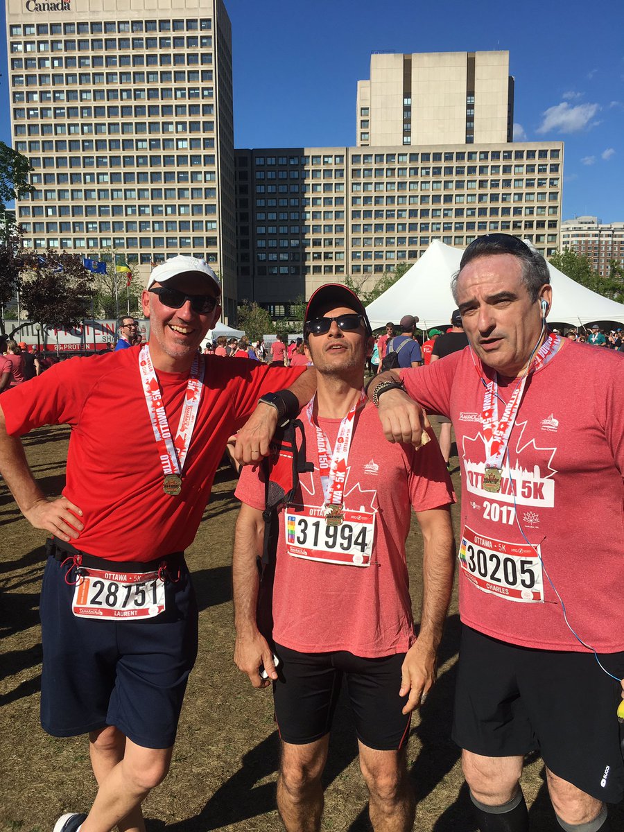 Cm2bClaudel's tweet photo. Merci à @denis_csr @francky_hull pour leurs encouragements On a fini fort ! @cm2_rouge @cm2_vert @lyceeclaudel #Ottawa5K #RunOttawa2017 https://t.co/jfTAvaPuMq