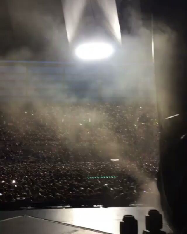 DesquiciadasRM's tweet photo. Hermoso publico de #Sevilla (🎥 @tutunpa ) #OWT #España @ricky_martin #DesquiciadasRM #Argentinateextraña #RickyMar… https://t.co/iNGrE1vg38 https://t.co/CJS06WAARg