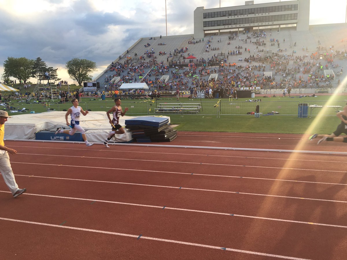 BuhlerTandF's tweet photo. The #BuhlerCru 4x4 wraps up a good weekend of competition with a 6th place medal #StateTrack2017 https://t.co/EeipcF0rxa