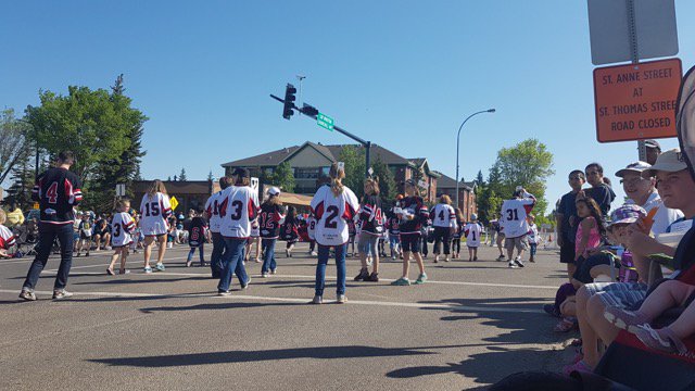 StA_Ringette's tweet image. What a beautiful day for the #rainmakerrodeo parade! Thanks to the 66 players/parents/coaches who came out! #StAlbert #ringette