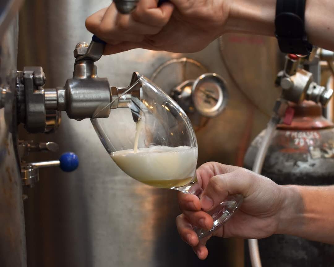 Una Momoy #Witbier directo del madurador. Las cervezas de este estilo son muy afrutadas y refrescantes, de color pálido y algo turbio.