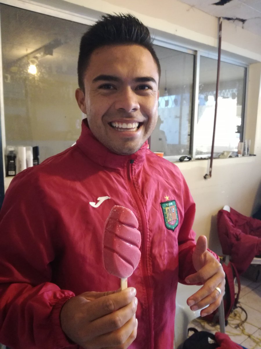 DCuencaOficial's tweet photo. @chatosfruits junto a #DeportivoCuenca @Jonny_Uchuari10 disfruta un delicioso helado de frutas https://t.co/c2jL0XdZk2