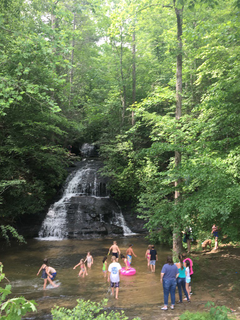 LSwingRealtor's tweet image. #SC Cliffs. Stop on way back to AVL from Lake Keowee for boiled peanuts.  Folks taking a dip in a fall