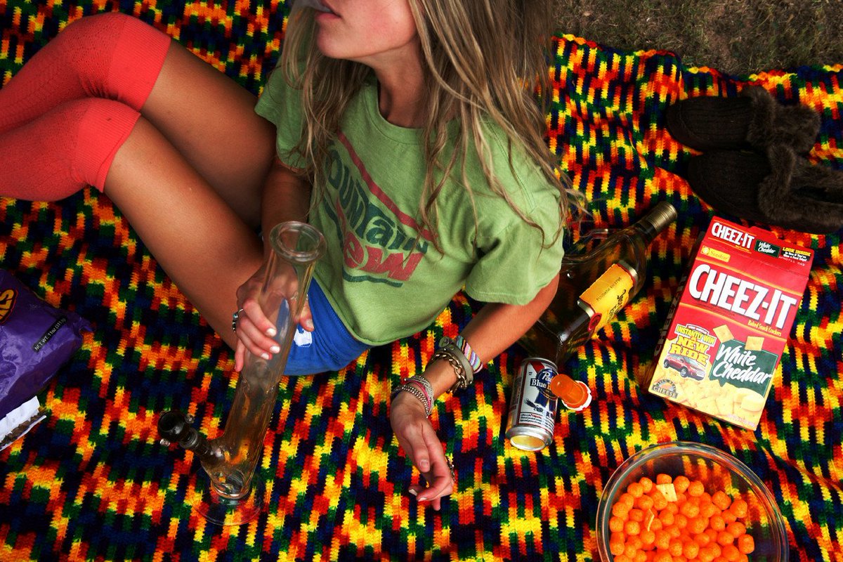 HIGH_TIMES_Mag's tweet photo. 17 Reasons Why You Should Date a Girl Who Smokes Weed. https://t.co/4ED5FelRWQ https://t.co/F5TuJPMLjp