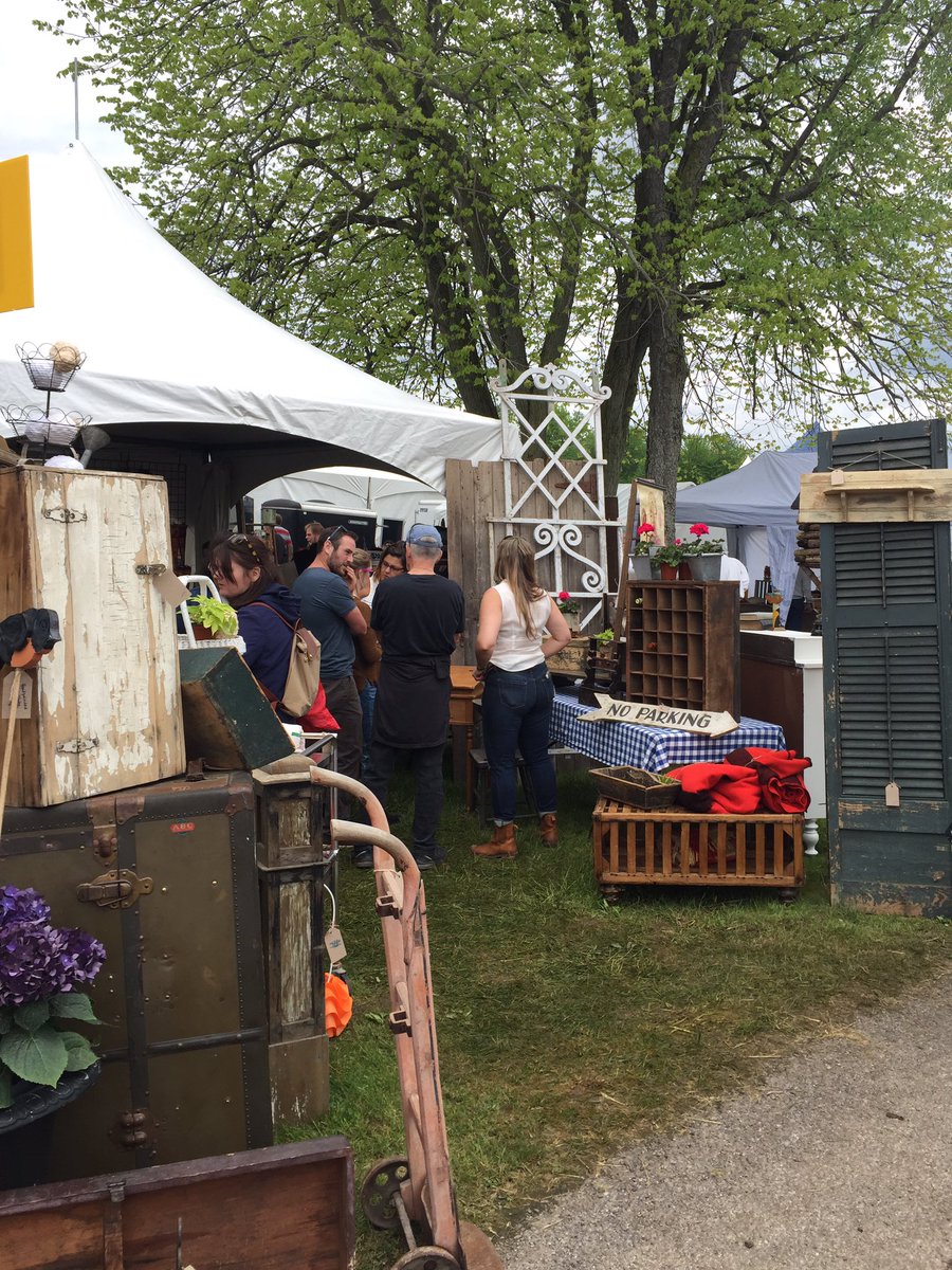 beauxmondes's tweet photo. Successful haul at Christie Antique Market today! Can't wait to share my finds. https://t.co/x3LWr1o5g5
