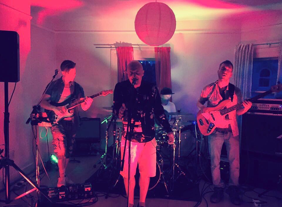 Lovely intimate #gig in #Vauxhall last night 🎶😁 Great people, great vibes! 🎉💃🏻🕺#livingroomgigstyle #livingroomvibes #livingroomgig #london
