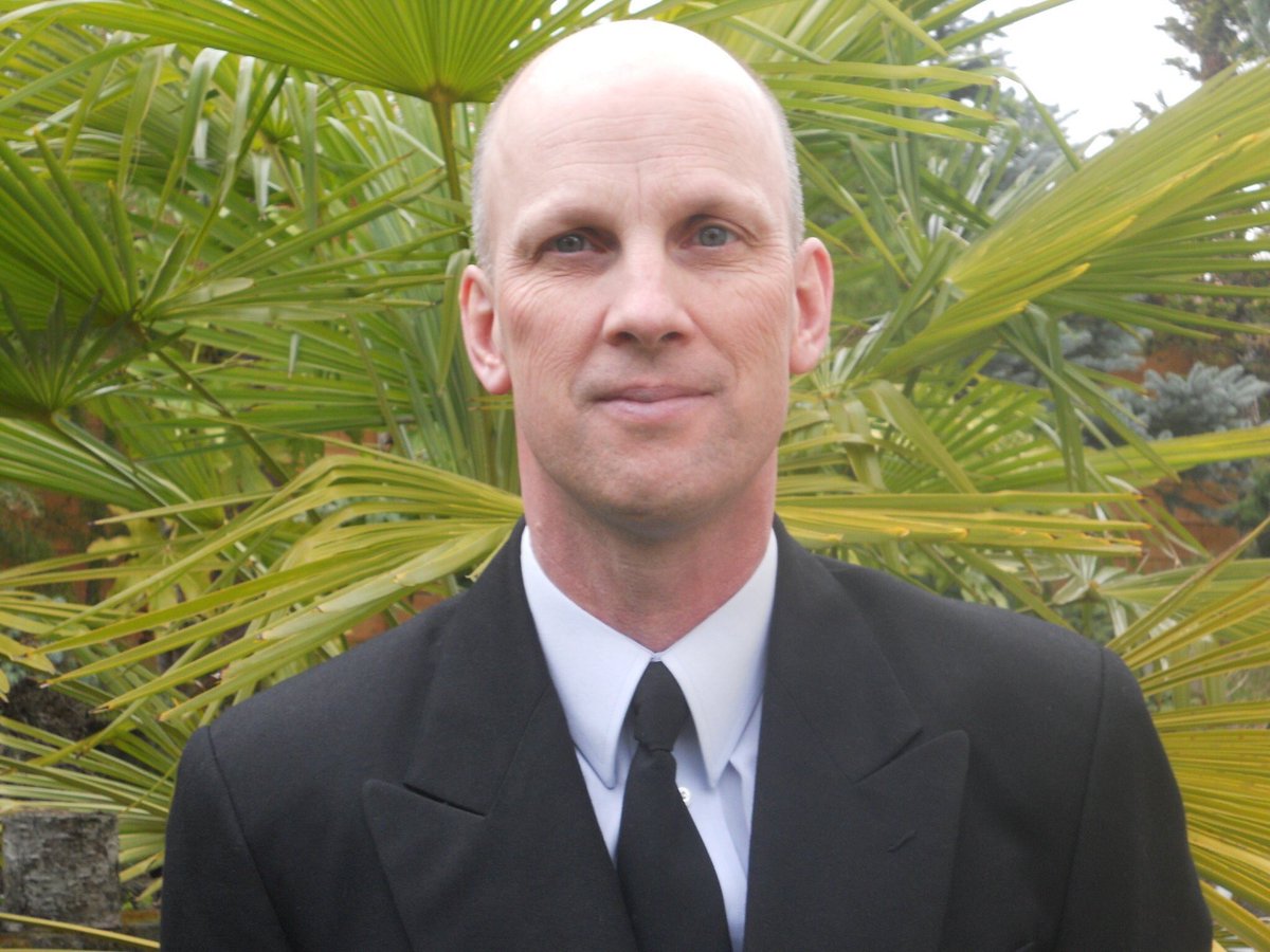 اسمه ريكي بست. طُعن ومات امس داخل قطار في مدينة بورتلاند بولاية اوريغون. كان يدافع عن فتاتين مسلمتين تعرضتا لمضايقة عنصرية من ابيض