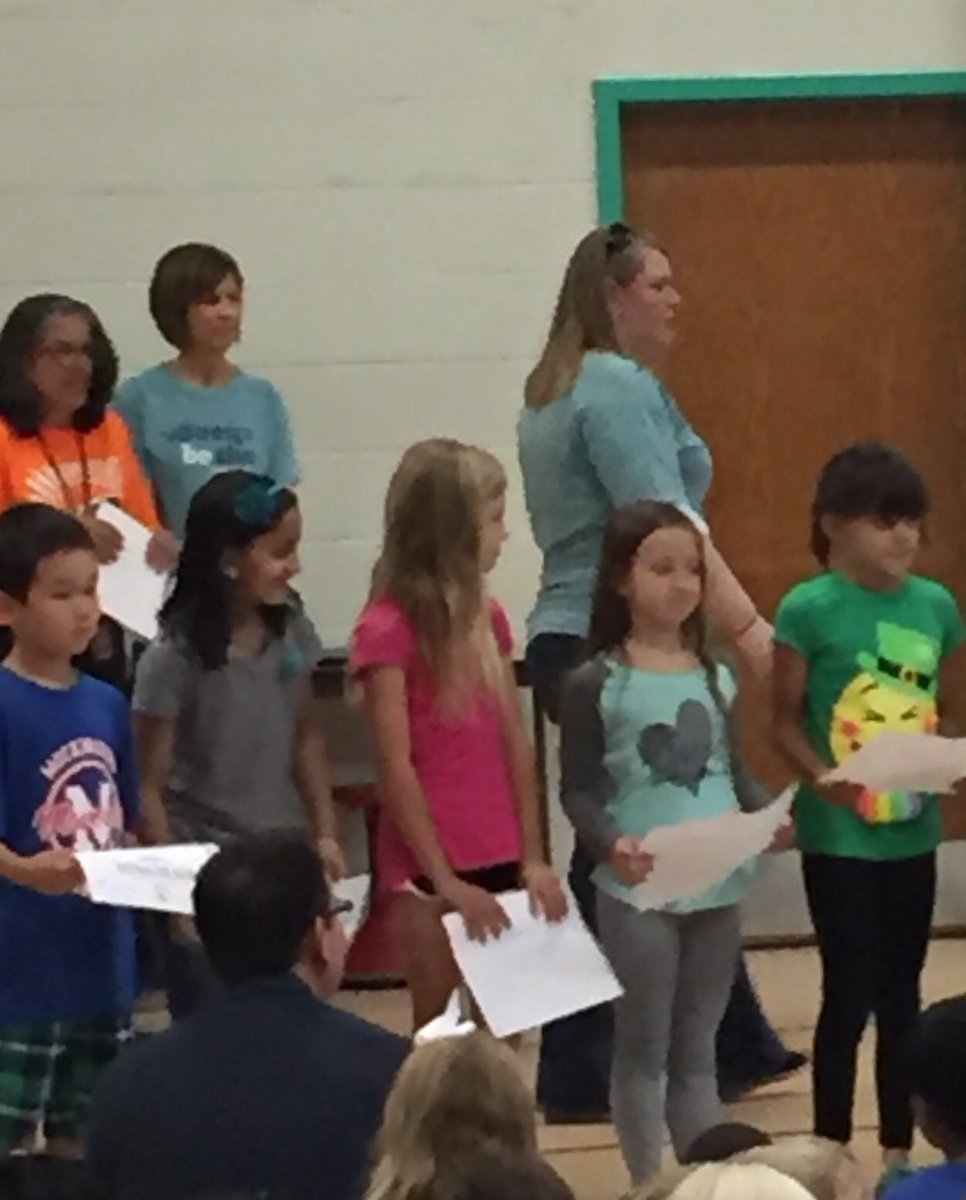 MKB1A's tweet photo. I'm proud of the students on each end! Top boy and girl runners in 1A. @MKBMavs https://t.co/snN7gCH5CP