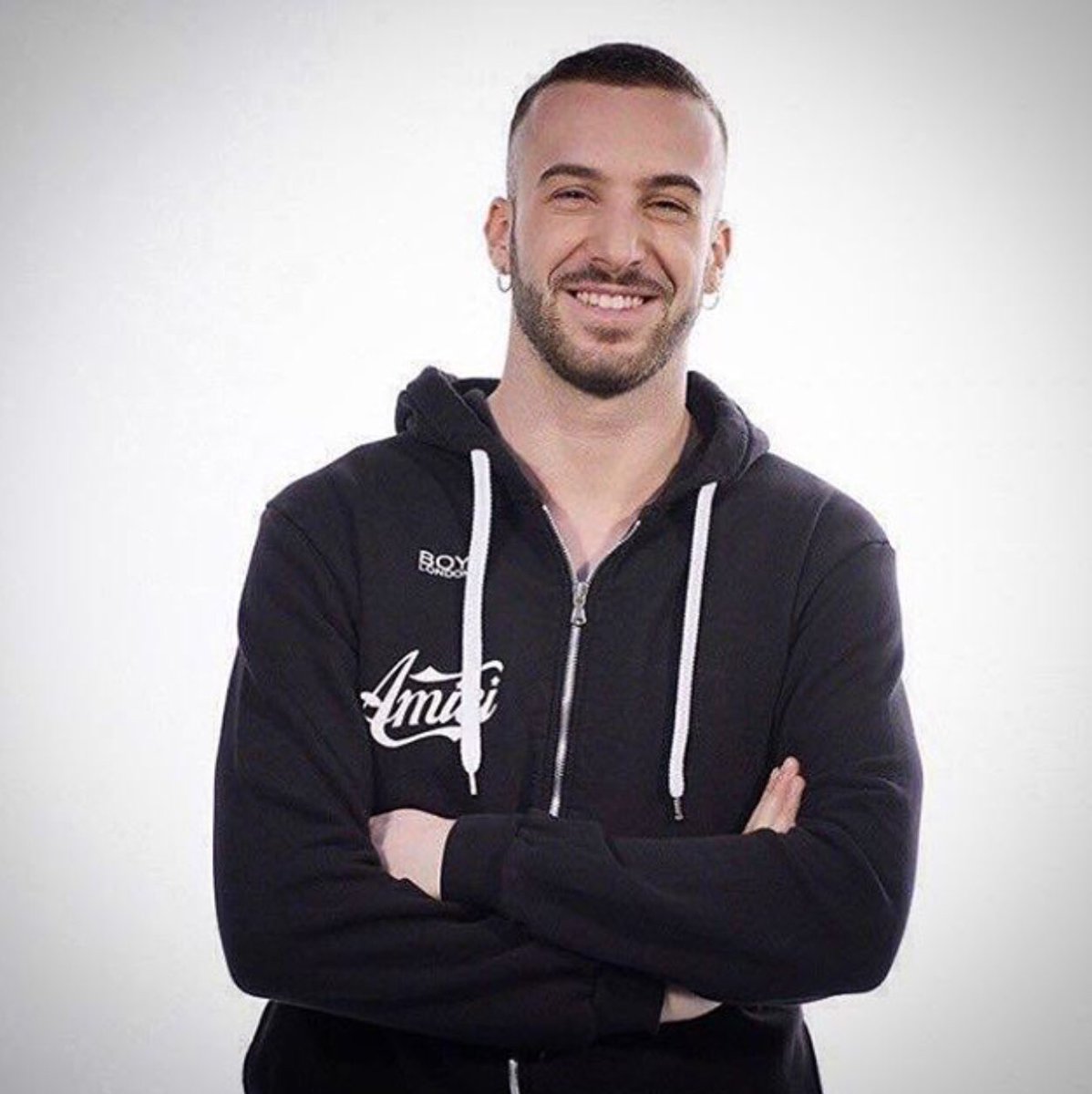 Chicomesol's tweet photo. Il vincitore di #Amici16 è #Andeas 👏🏻👏🏻👏🏻 e #Riccardo vince per la categoria canto #Chiaricomeilsole https://t.co/3FUZIGlhpx
