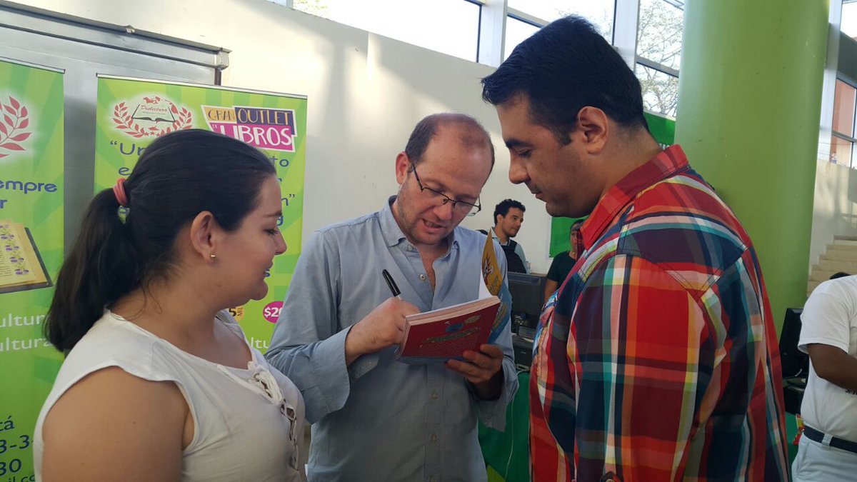 tati0885's tweet photo. Feliz en la #FeriadelLibrodeNeiva con el invitado @DanielSamperO y con la firma de su #putolibro @AndresEduardoCA https://t.co/f6qFlzvp80