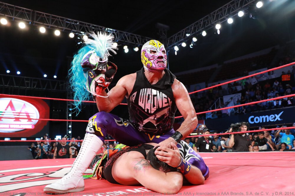 PublimetroMX's tweet photo. ¡Noche de locura! @WagnerJrOficial despoja de su máscara a @Psychooriginal en la #AAACDMX https://t.co/DeKoCX4hZr https://t.co/xM7Aye6bxL