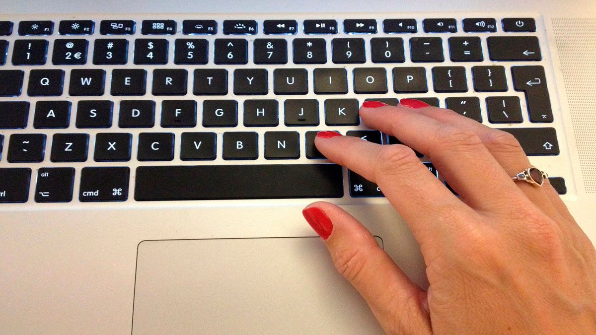 UB_Magazine's tweet photo. ¿Por qué tantas mujeres están buscando pornografía ultra violenta? https://t.co/To0ngLdNp9 https://t.co/qJzciC5R25