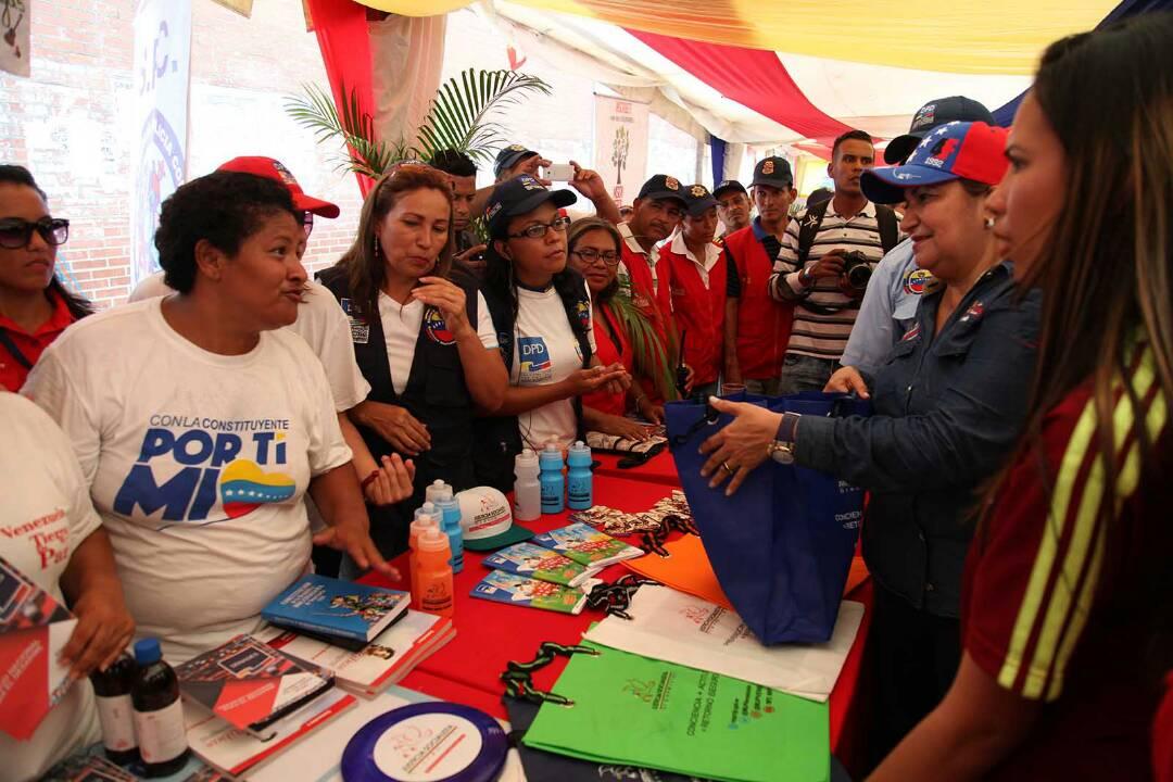 DPDMonagas's tweet photo. Nuestra Gobernadora @yelitzePSUV_ Visito Stand Comisión de Prevención y Recibió Pequeño  Presente  #DPD #SomosGarantesDePaz @NPerozoWayuu https://t.co/Lf07zYayNg