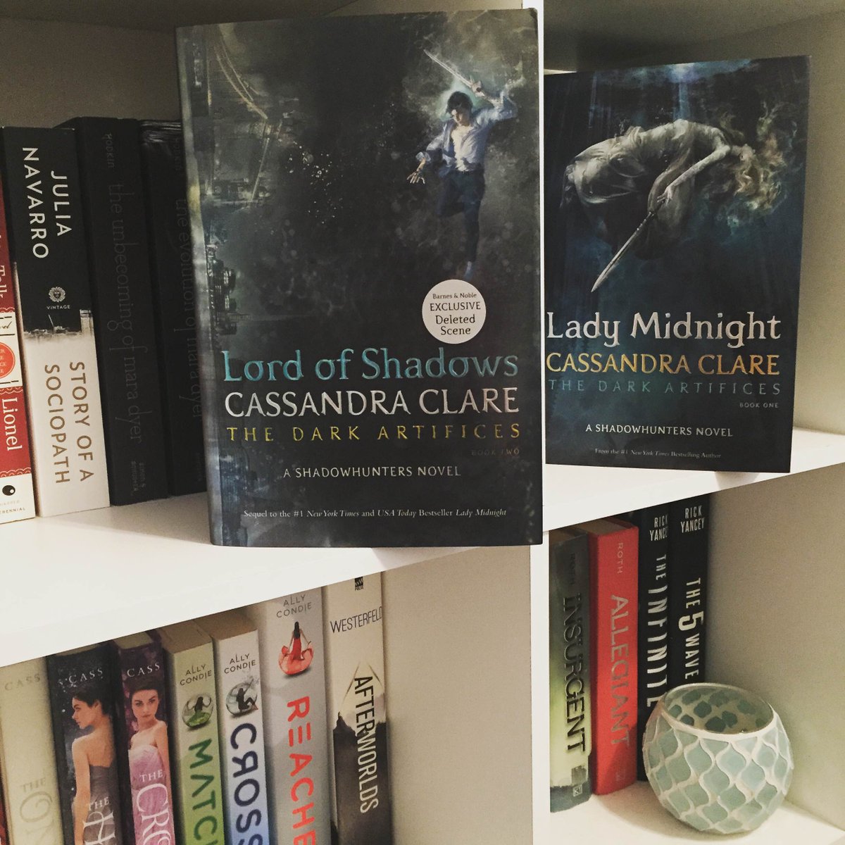 Ellie_Grayson_'s tweet photo. What I'm reading right now: Lord of Shadows

#books #NewBooks #BookWorm #lordofshadows #CassandraClare #shelfie https://t.co/q8ngH2yH3v
