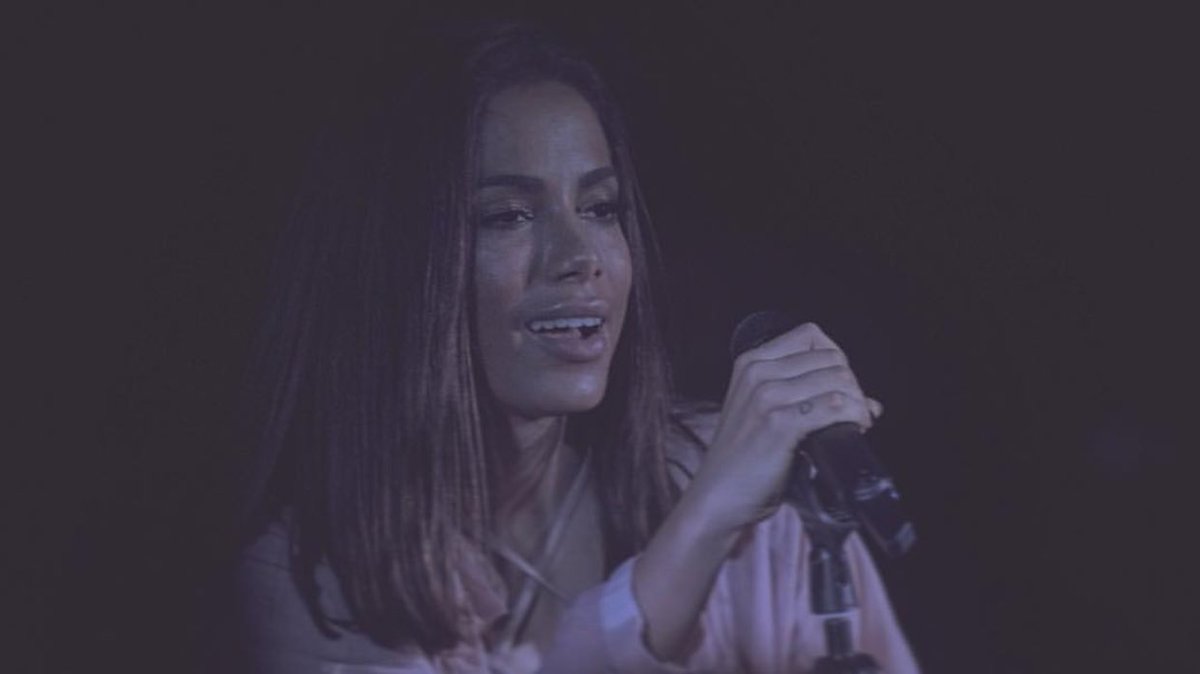 Anitta no primeiro show da madrugada em Porto Alegre, no Alto da Capela. 📸