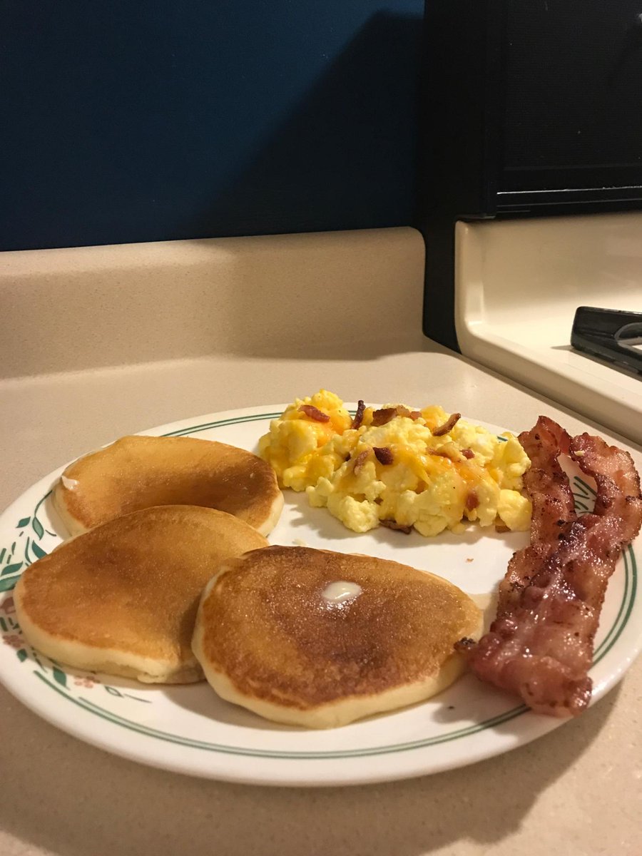 diggoo123's tweet photo. Breakfast for dinner. What do you think, @GordonRamsay ? https://t.co/C2qQv2Uv4q