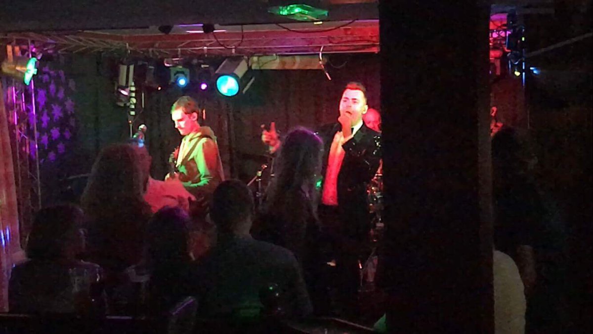 robbingwilliams's tweet photo. Had another great night at #TheDoghouse #Guernsey with the band tonight. Roll on tomorrow afternoon with @ThePoliceAcad at #TheCoboBayHotel https://t.co/OQZOij209s