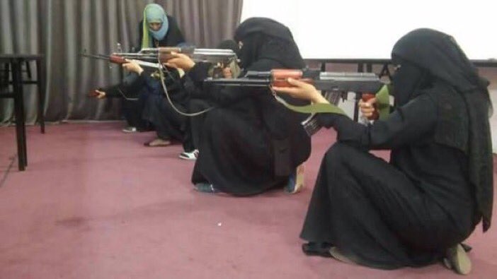 After recruiting thousands of #Yemen children as soldiers,Houthis now training women on using guns!!
#HouthiCrimes
#EndYemenCoup