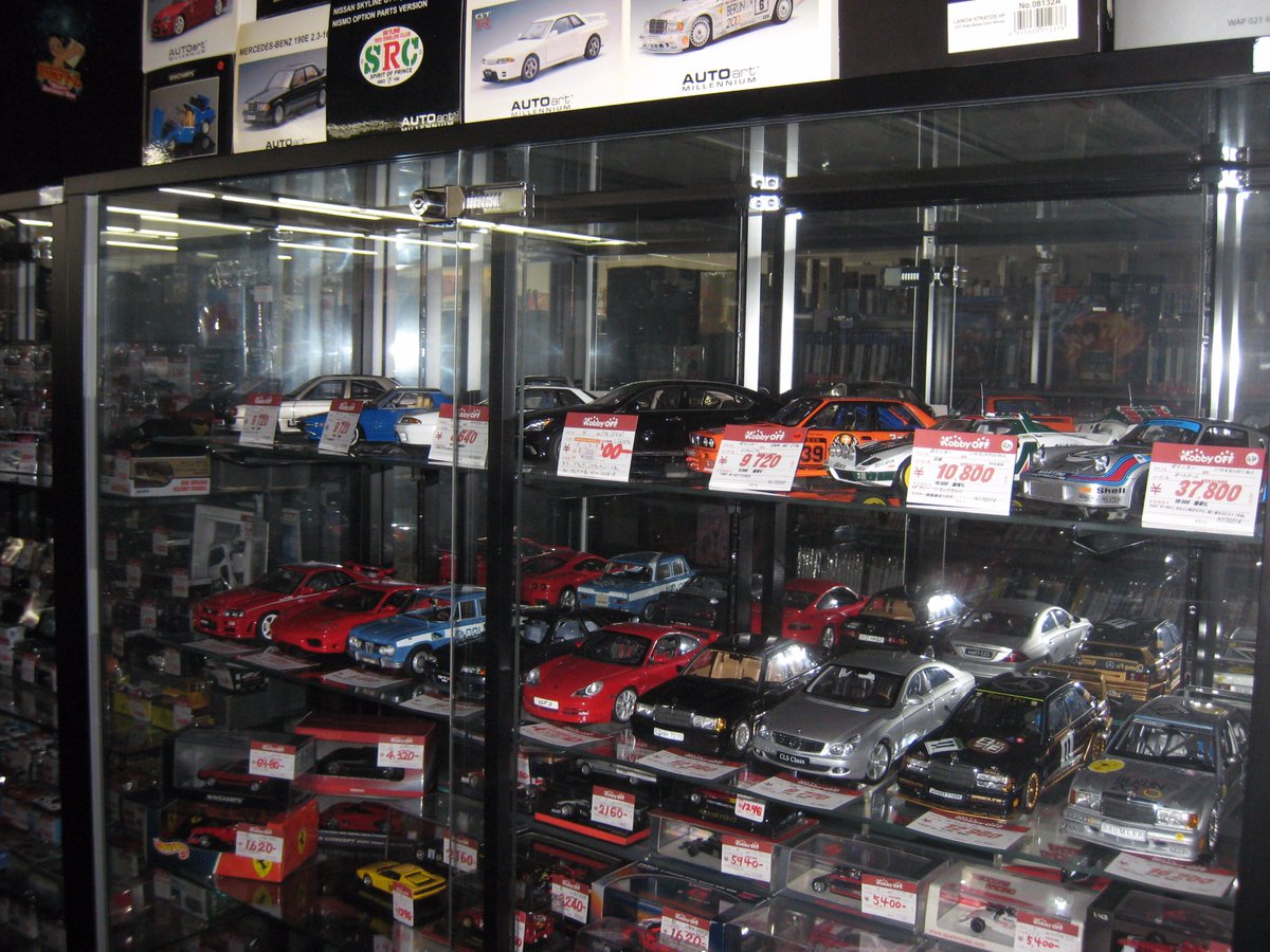 1/18スケールミニカー大量入荷しました。画像以外も1/43・1/64多数入荷