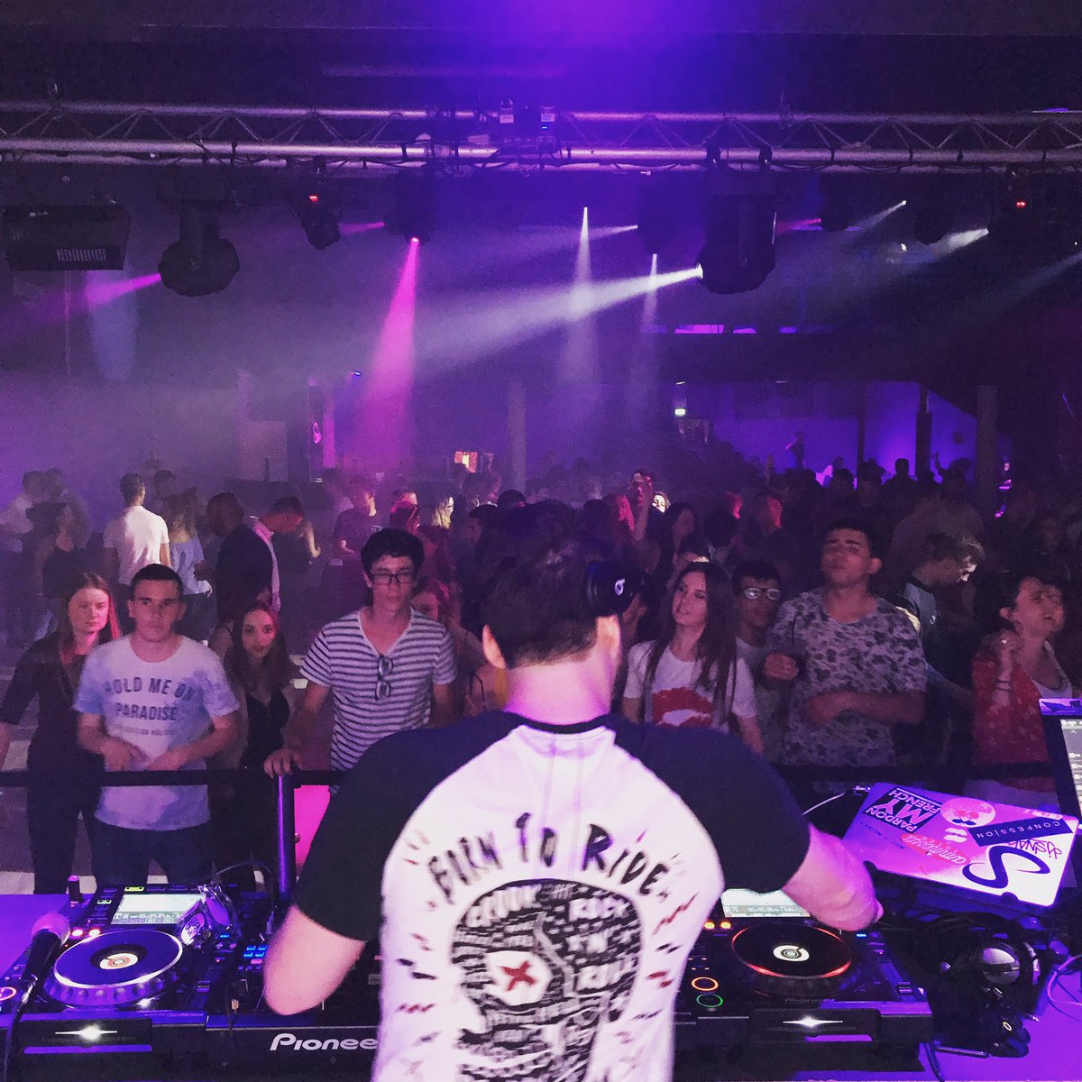 Smilodown's tweet photo. La Scala manquait à @AdrienToma ! Cassage de Club @ Scala à Guipry (35) ! #booking EXCLUSIF @AFRENOY ARTISTS-PLUS #artistsplus #funradio https://t.co/QXmjYBrGyu