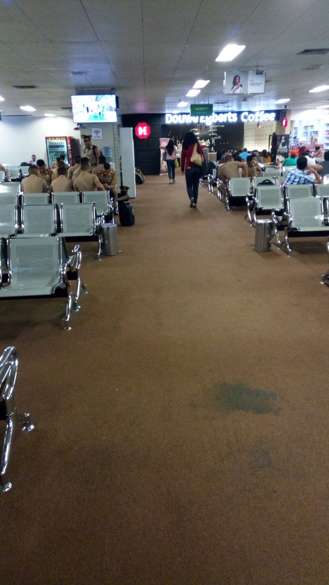 zamilcyber2013's tweet photo. Ruang Tunggu Bandara terjelek nih #BandaraHalimPerdanakusuma https://t.co/3lZsYrSF4j