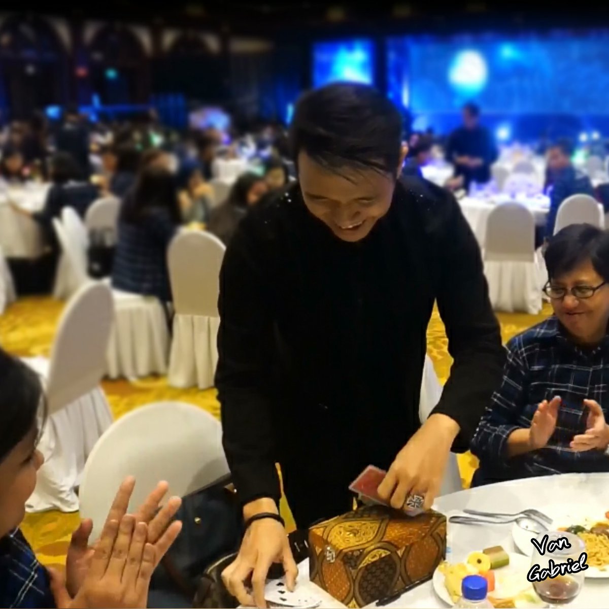 Van_Gabriel's tweet photo. My Batik Prediction Box
#vangabriel #vangabrielmagic #magicianjakarta #magician #magicperformer #corporatemagician #galadinner #streetmagic https://t.co/2WFb8ZFXga