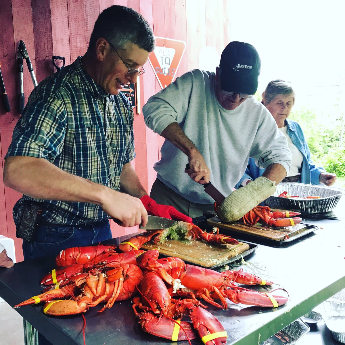 jillkonopka's tweet photo. ๐ฆQuick glimpse at part of a 90 lb. #LOBSTAH delivery from #Maine to #Ct #LobsterFest @BrandonDu4 @teresadu4 #Champ #UncleMick #AuntTanya ๐ https://t.co/mq07FLGlpF