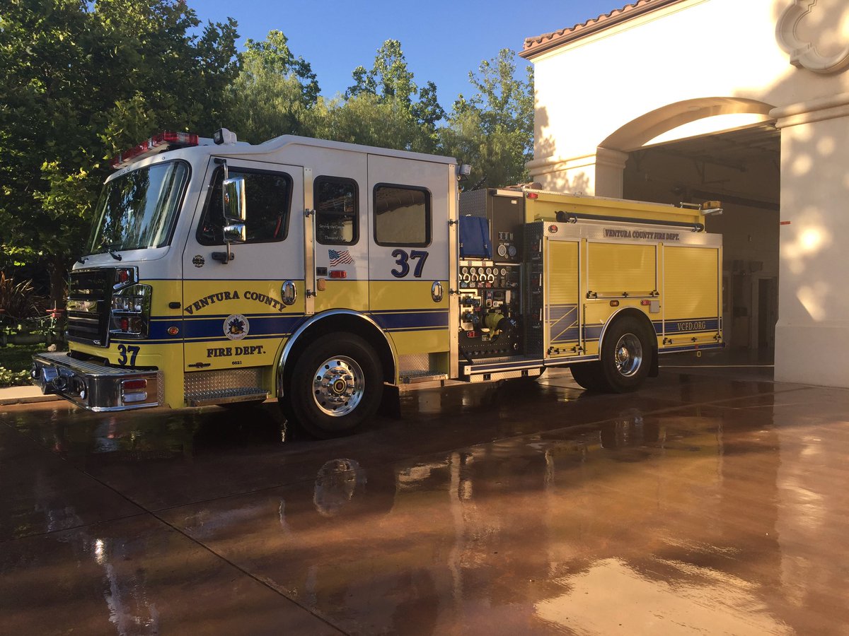 VCFD_PIO's tweet photo. Say hello to our newest fire engine. E37 Rosenbauer Commander 4000, 9'8"tall, 31' 2"long and 99"wide.
Serving the citizens of North Ranch. https://t.co/ohHl92fQSc