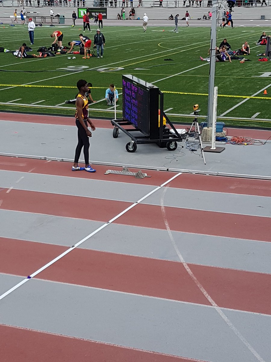 coachjkhoury's tweet photo. Proud of the effort given by Roberto Asy in the SB 400m. He has tremendous potential. #comingbackstronger #learningexperience @CCHcomets https://t.co/JiMwrTEqTL