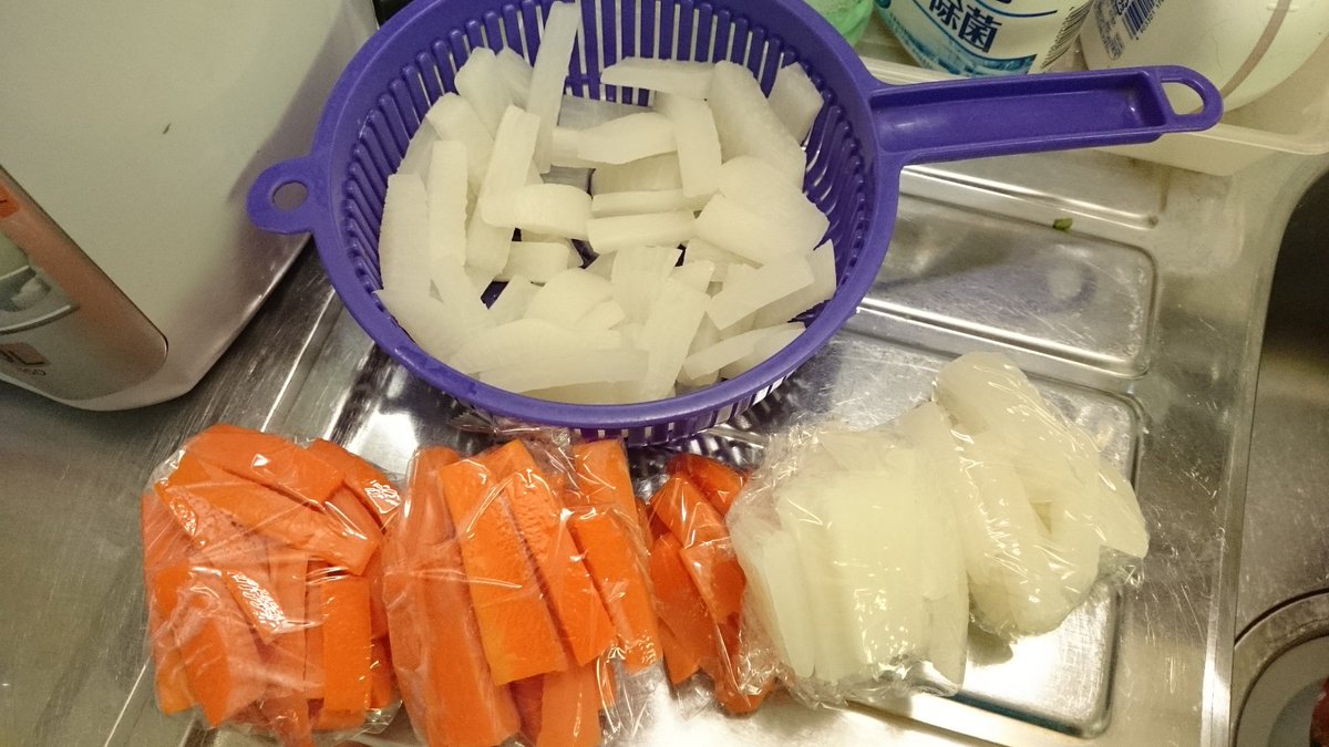 おじぃ Sur Twitter 娘さん1歳0ヶ月の離乳食事情 太い短冊切り湯で野菜を一回分ずつラップ分けしてタッパー入れて冷凍 掴み食べに便利 固形にならなそうな物 トマトや葉野菜 はデカイ氷冷皿に小分けして冷凍 固形じゃないのに掴み食べするのでベショベショだが おじぃ Sur Twitter 娘さん1歳0ヶ月の離乳食事情 太い短冊切り湯で野菜を一回分ずつラップ分けしてタッパー入れて冷凍 掴み食べに便利 固形にならなそうな物 トマトや葉野菜 はデカイ氷冷皿に小分けして冷凍 固形じゃないのに掴み食べするのでベショベショだが