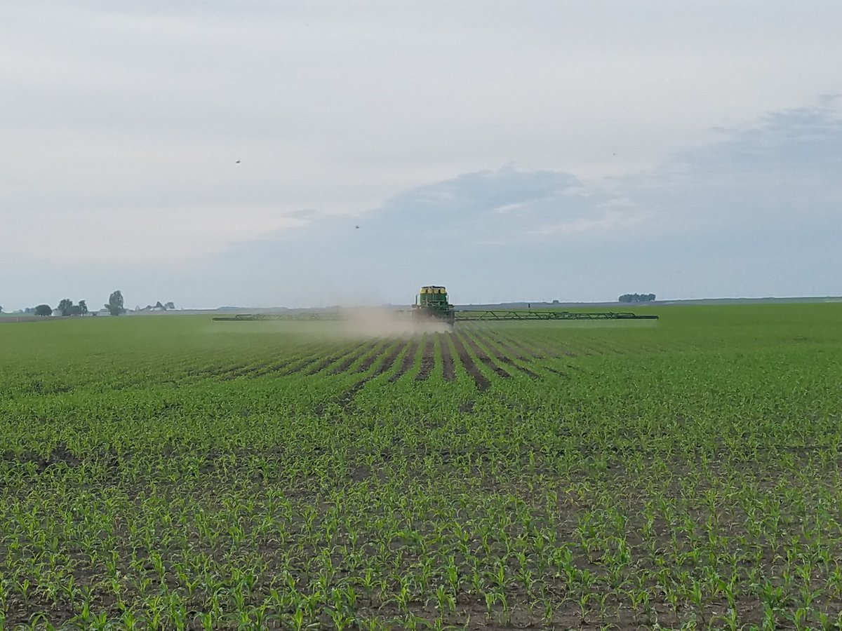A27Killian's tweet photo. Hes prolly eating his supper right there... @JohnDeere #ROWSENSE working on this #R4045 @FSServices @GMK_Agronomy #SPRAY17 #PIATTFS https://t.co/d3UsTvdeHP