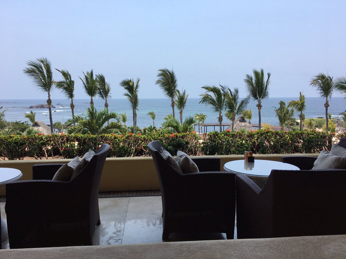 chrishCarroll's tweet photo. Y'all the  @FourSeasons  ain't playing!!  This is how you vacation. https://t.co/F1EuT7U8va