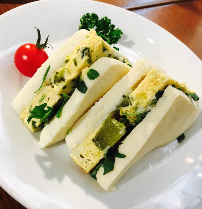 喰種カフェ!
まずいサンドイッチがまじで不味くて飲み込めない以前にそもそも噛めなくて5分ぐらいずっと涙目で固まってた。こんなんカネキくん吐くわ・・・・凄い再現率だ・・・・・ 