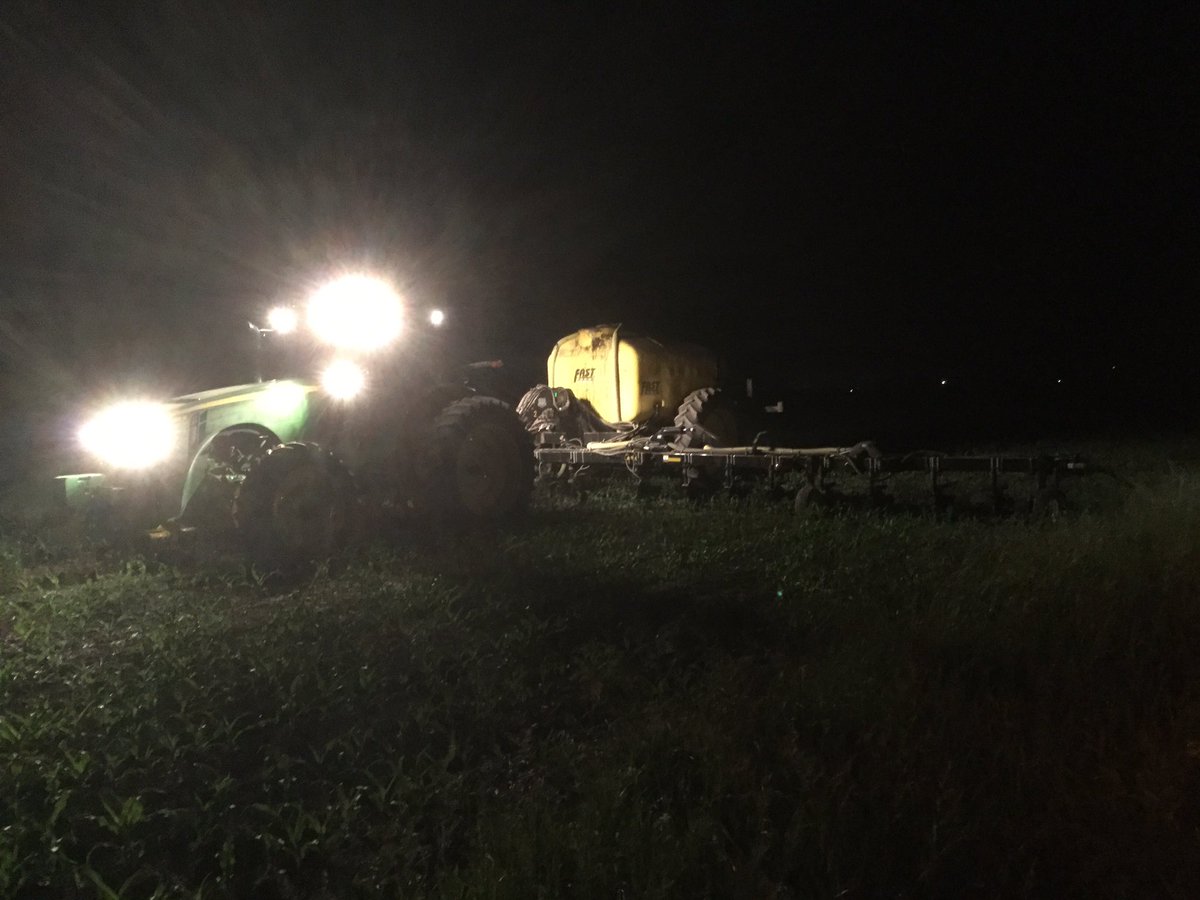tkresin2's tweet photo. Burning some midnight oil. #sidedress17 #feedcorn https://t.co/9sxGeMOucY
