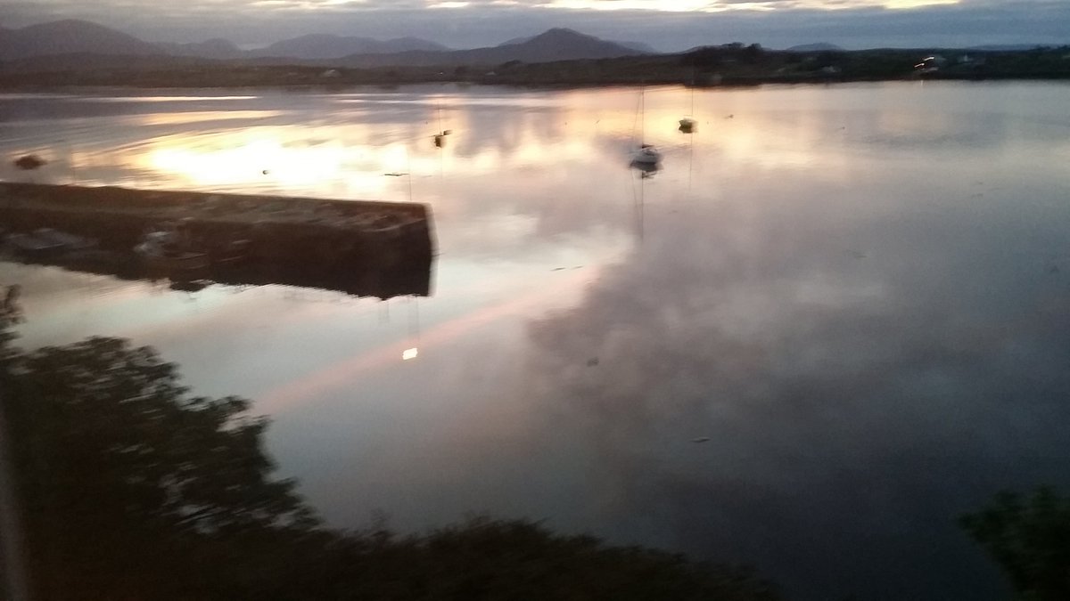 ODowdsSeafood's tweet photo. Something special about the #sunrise in #roundstone. See for yourself, every morning 5am! #Connemara #Galway #WildAtlanticWay #RTESea https://t.co/ECwMf0WIIp